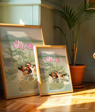 Patos mandarines y flores de loto en un estanque tranquilo