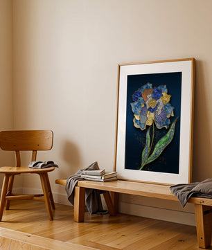 Diseño floral texturizado y colorido con contornos dorados sobre fondo oscuro