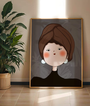 Retrato elegante de una mujer con un tocado único y rasgos expresivos