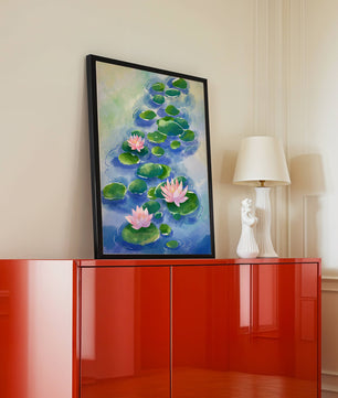 Escena acuática serena con flores de loto rosadas y hojas de nenúfar sobre una superficie de agua tranquila