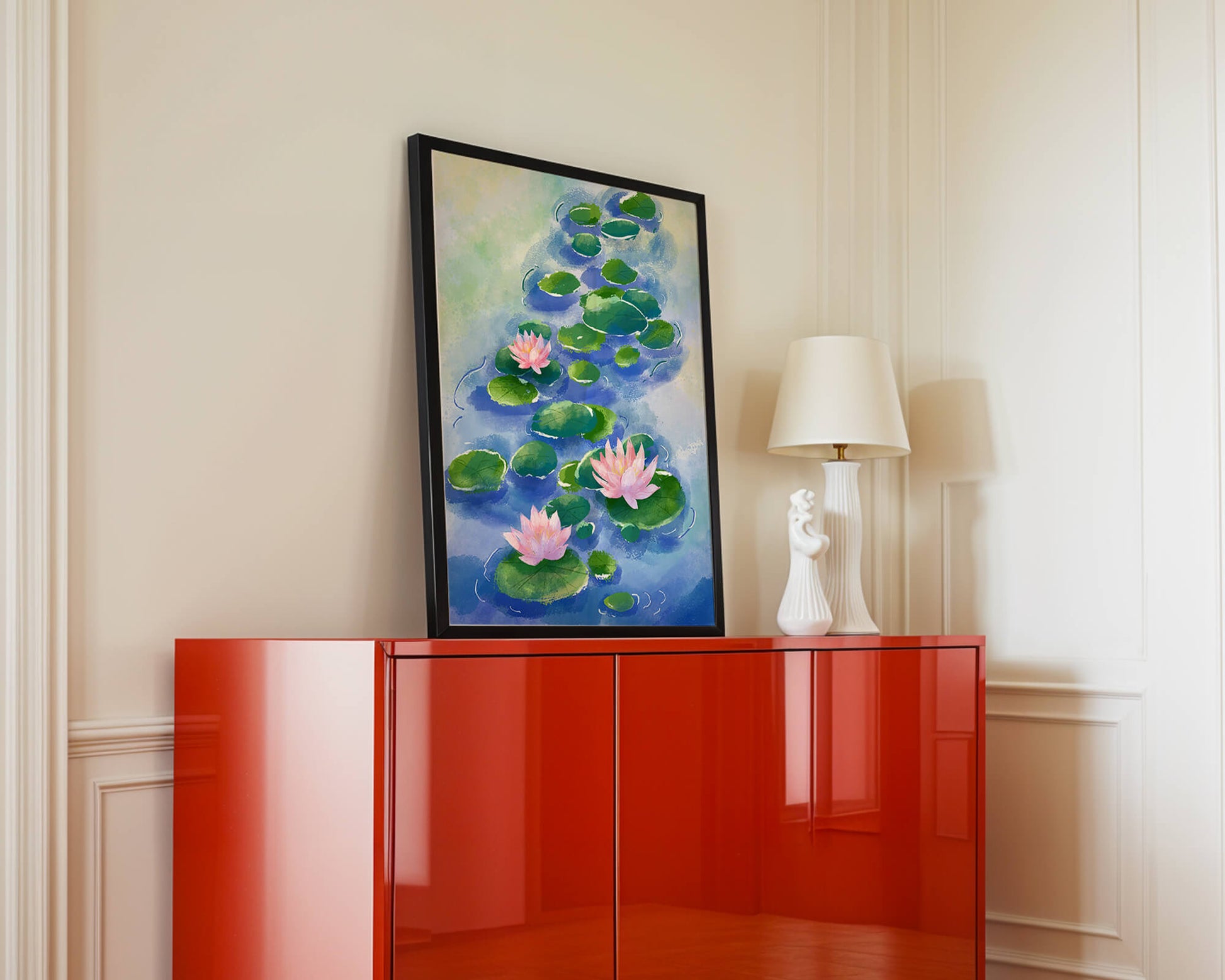 Escena acuática serena con flores de loto rosadas y nenúfares sobre una superficie de agua tranquila.