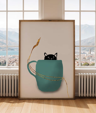 Katze in blaugrüner Tasse mit goldenen Elementen