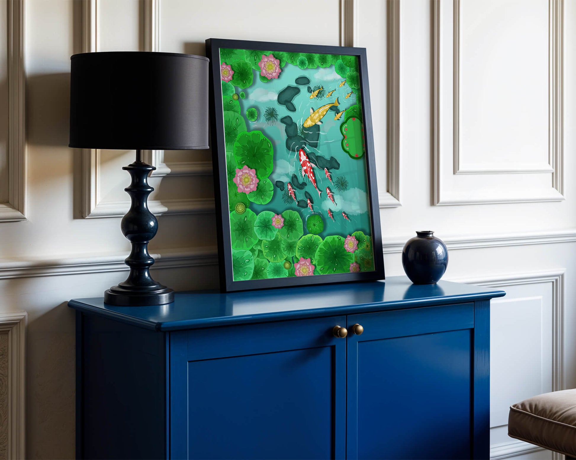 Étang à carpes koï vibrant avec des fleurs de lotus et des nénuphars verts