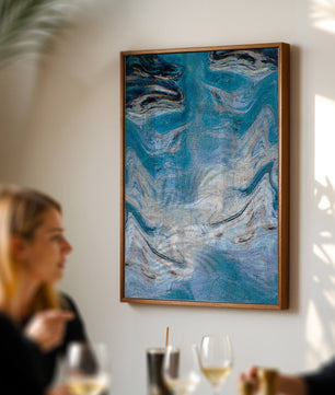 Pintura texturizada abstracta en azul y crema con patrones giratorios