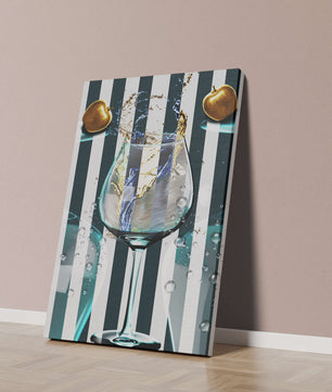 Elegante copa de champán con manzanas doradas y fondo a rayas