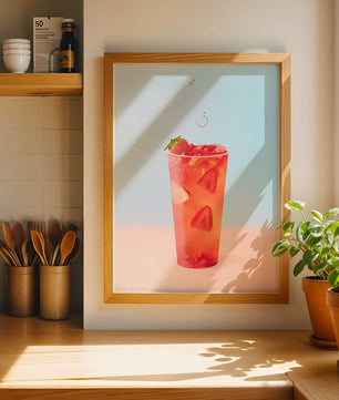 Refrescante bebida de fresa con rodajas flotantes sobre un fondo pastel