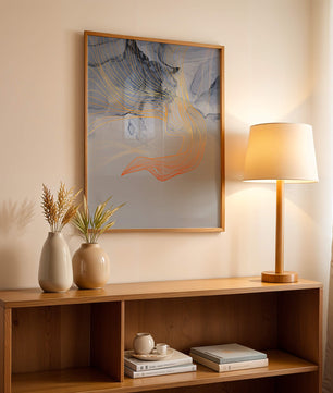 Elegantes abstraktes Design mit fließenden goldenen und orangefarbenen Linien auf blauem Hintergrund