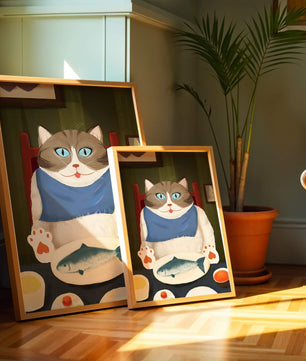 Ilustración de un gato comiendo con pescado y babero azul