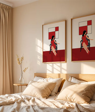 Mujer abstracta en vestido rojo sentada en una silla con arte geométrico en la pared
