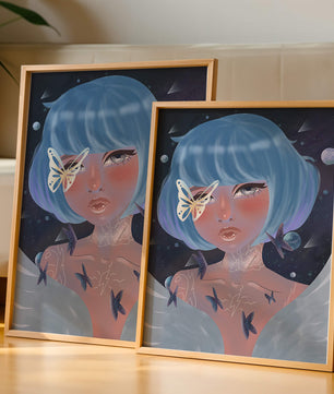 Portrait surréaliste d'une figure mystique aux cheveux bleus et aux papillons