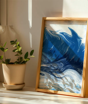 Pintura abstracta de ola oceánica azul y blanca con patrones giratorios
