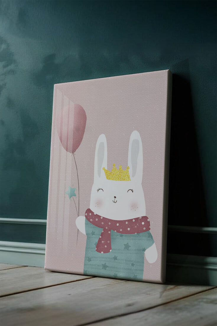 Adorable ilustración de conejito con globo rosa y corona dorada.
