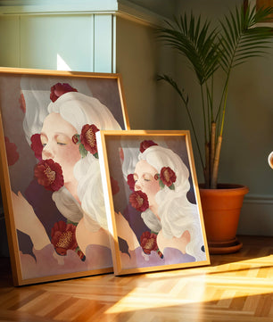 Retrato onírico de una mujer con cabello blanco y flores rojas