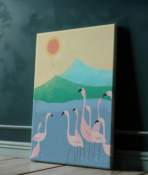 Friedliche Szene mit Flamingos in einer ruhigen Landschaft mit Bergen und Sonnenuntergang