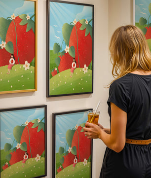 Paysage serein avec d'énormes fraises et une femme dans une prairie en fleurs