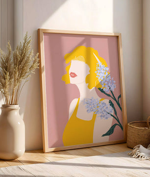 Retrato de una mujer con cabello amarillo y elementos florales sobre fondo rosa