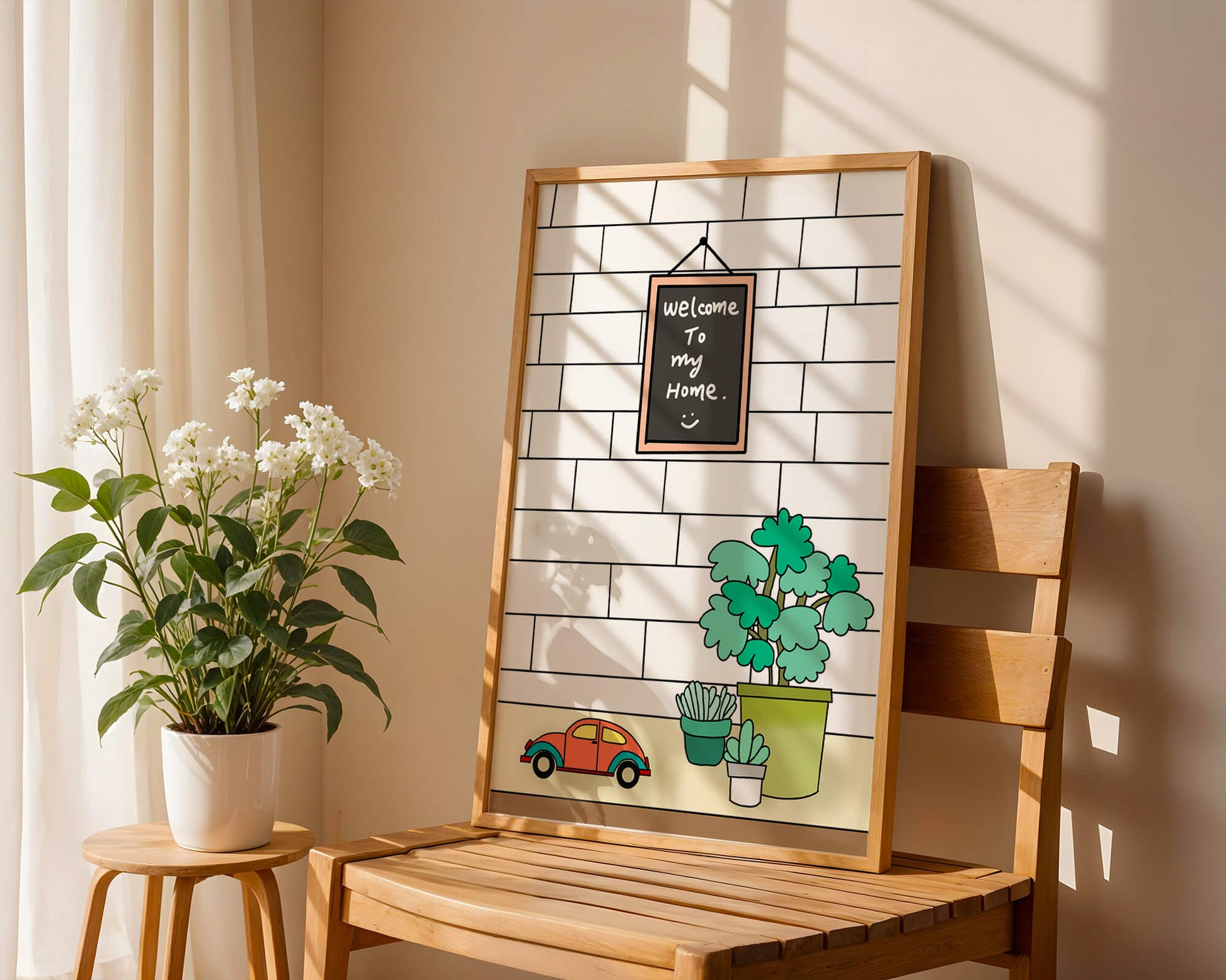 Kreidetafel-Schild mit Topfpflanzen und Spielzeugauto auf Ziegelmauer-Hintergrund