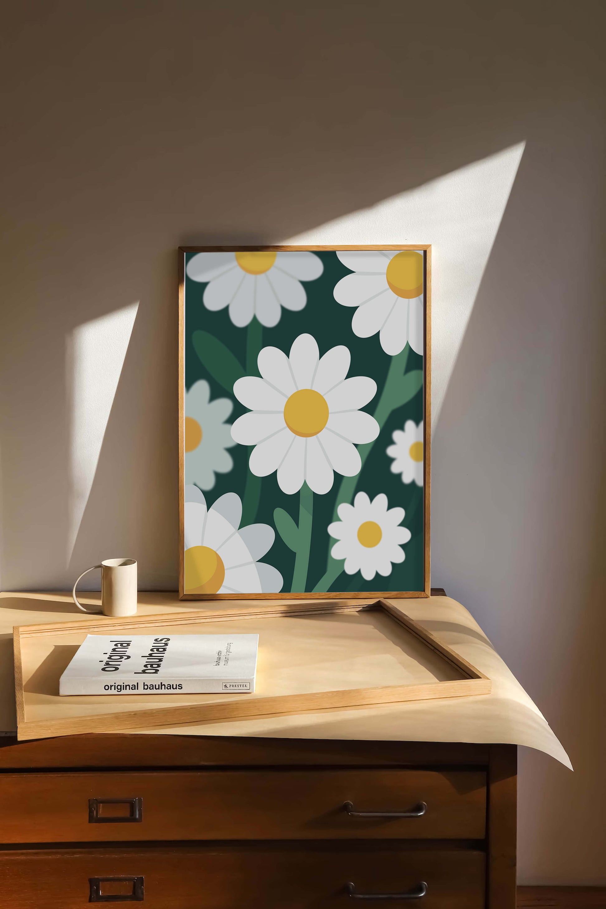 Margaritas sobre fondo verde oscuro con diseño abstracto