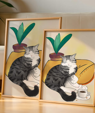 Entspannte Katze mit Kaffee und Pflanze auf gemütlichem Kissen
