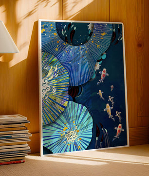 Scène sous-marine vibrante avec des carpes koï et un motif floral abstrait
