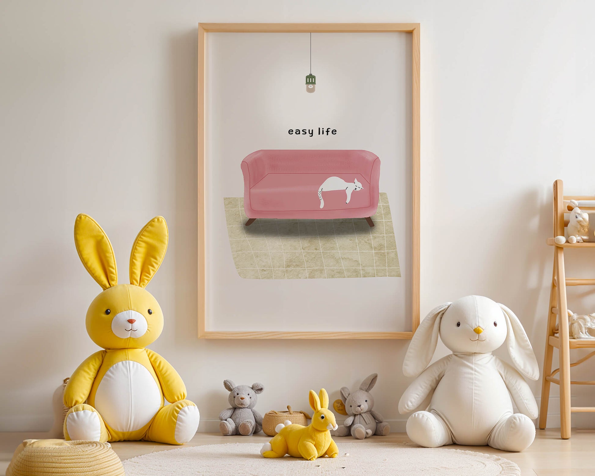 Interior minimalista con sofá rosa y gato blanco relajado