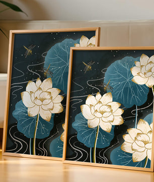 Lotusblumen und Libellen in einer sternenklaren Nacht mit goldenen Akzenten