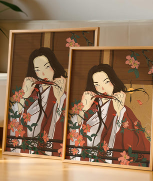 Japanerin spielt Flöte zwischen Blumen in traditioneller Umgebung