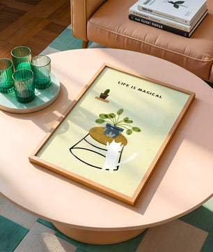 Ilustración encantadora de un gato con planta y mensaje inspirador