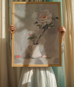 Elegantes peonías blancas en una jarra de cerámica con fondo pastel suave