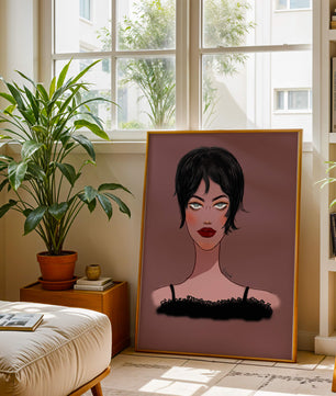 Illustration einer Frau mit kurzen schwarzen Haaren und auffälligem Make-up auf braunem Hintergrund