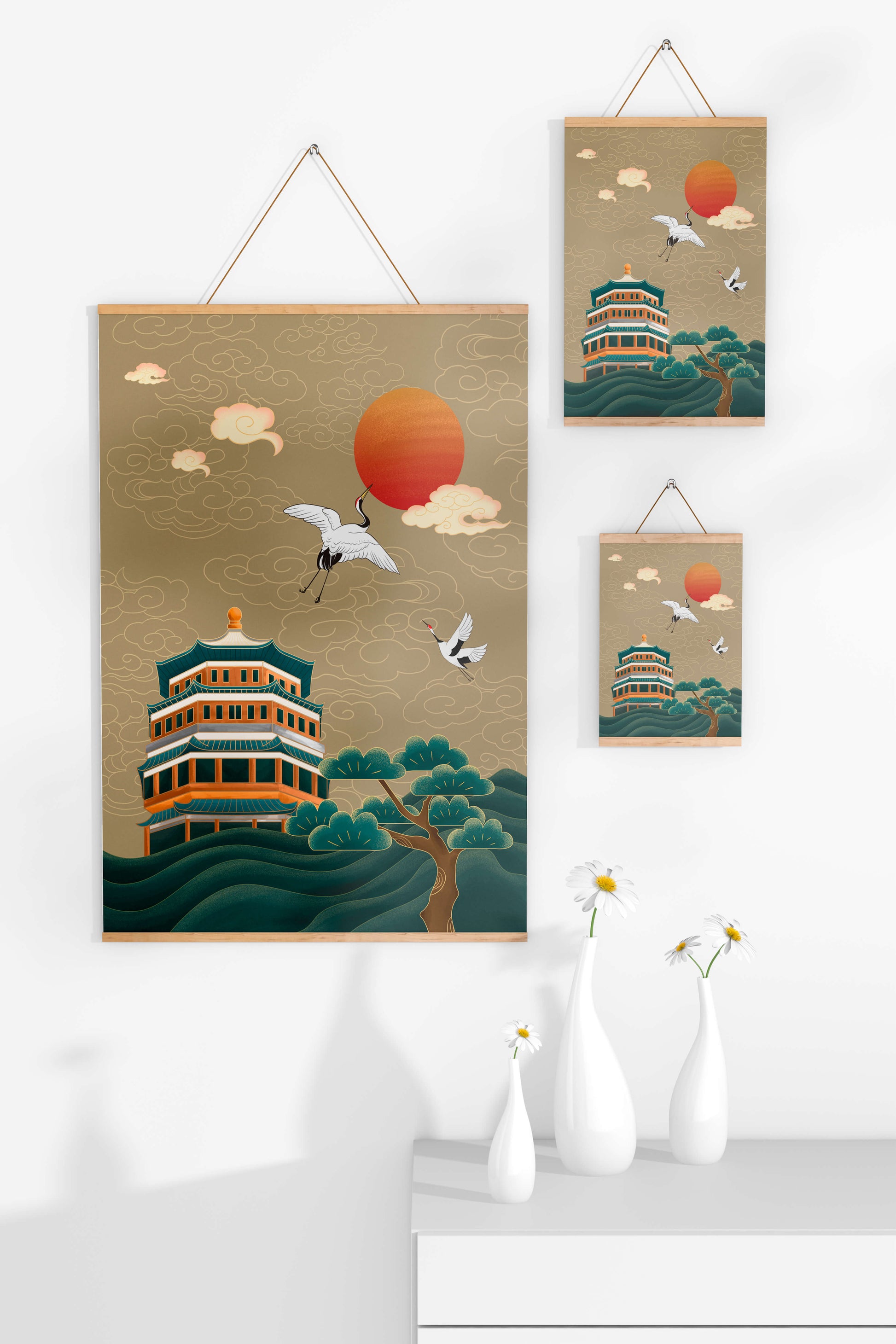 Obra de arte asiática tradicional con grullas y pagoda bajo un sol rojo