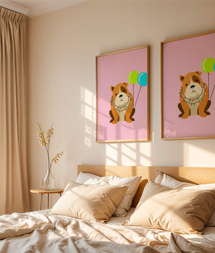 Perro de dibujos animados adorable con luces festivas y globos coloridos sobre fondo rosa