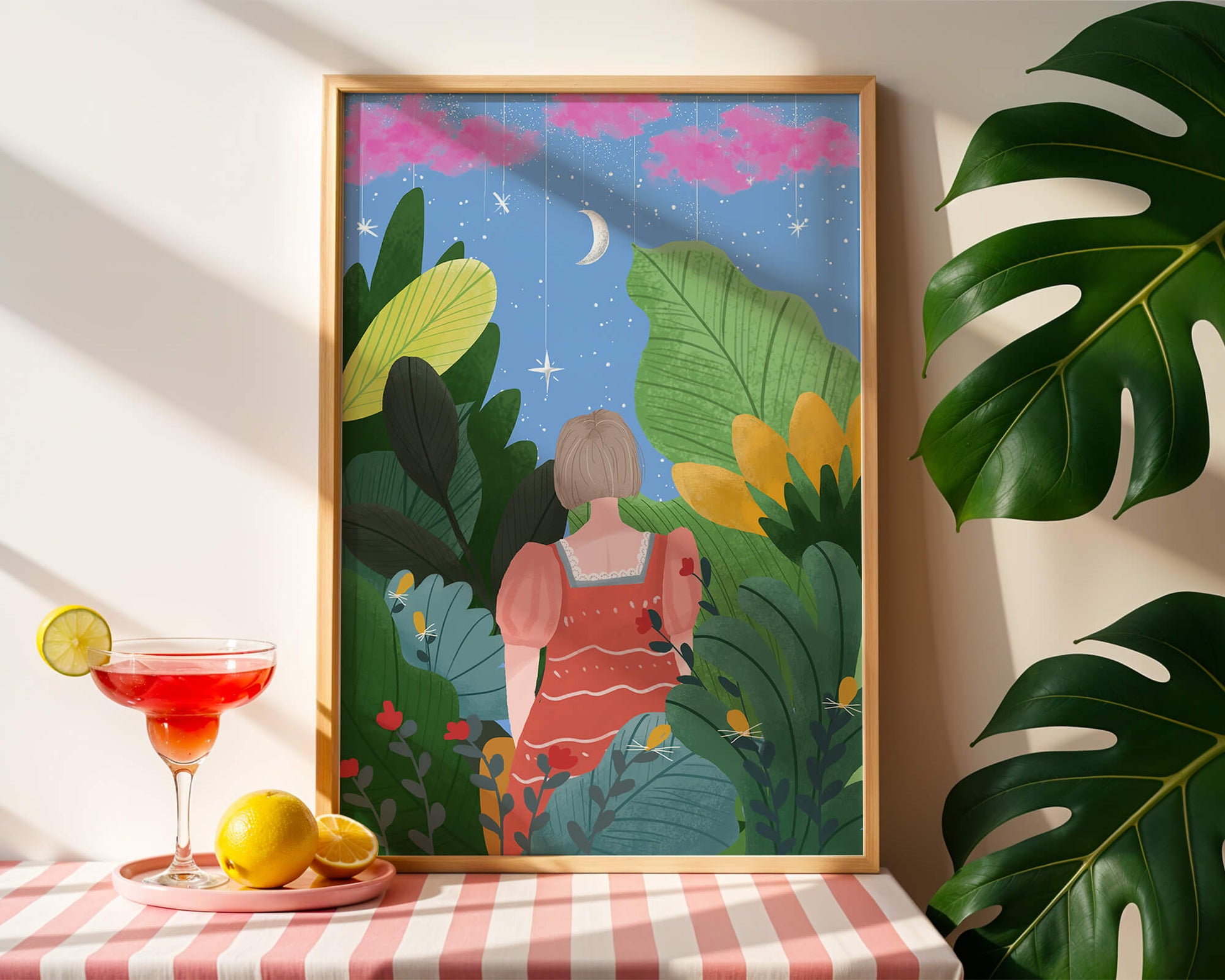 Escena nocturna onírica con una figura rodeada de exuberante follaje y un cielo estrellado