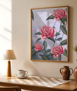 Hermosas rosas rosadas con exuberantes hojas verdes sobre un fondo suave