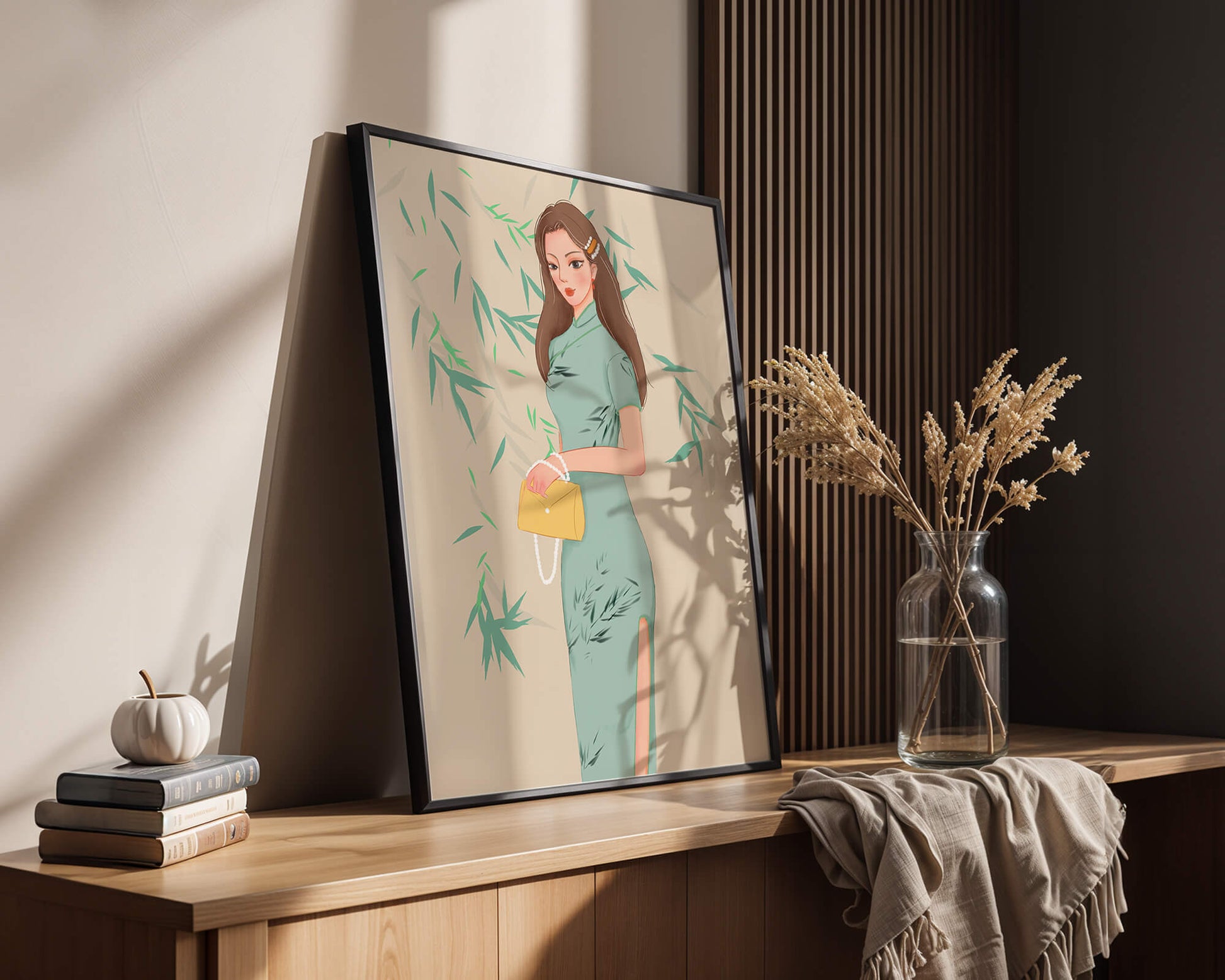 Mujer elegante con vestimenta tradicional sosteniendo un bolso amarillo con fondo de bambú