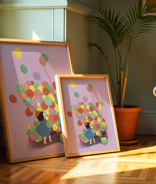 Bunte Luftballons mit einem Kind und einer Katze auf violettem Hintergrund
