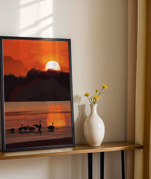 Ruhiger Sonnenuntergang über einem See mit Schwanensilhouette