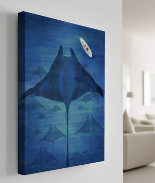 Escena submarina serena con mantarrayas y una canoa solitaria