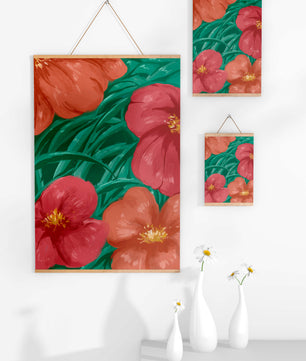 Lebendige Blumenkomposition mit roten und orangefarbenen Blüten auf grünem Laub