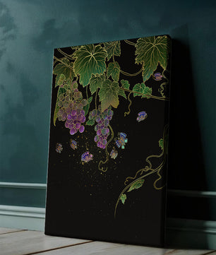 Uvas elegantes y mariposas sobre un fondo oscuro