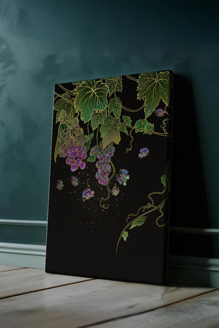 Uvas elegantes y mariposas sobre un fondo oscuro