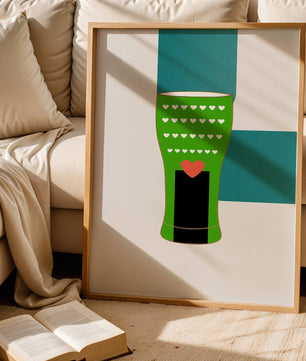 Jarrón verde con patrón de corazón y diseño minimalista