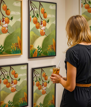 Femme assise sur un fruit orange dans un paysage surréaliste