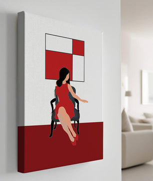Mujer abstracta en vestido rojo sentada en una silla con arte geométrico en la pared