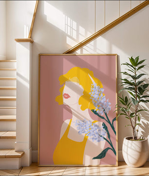 Retrato de una mujer con cabello amarillo y elementos florales sobre fondo rosa
