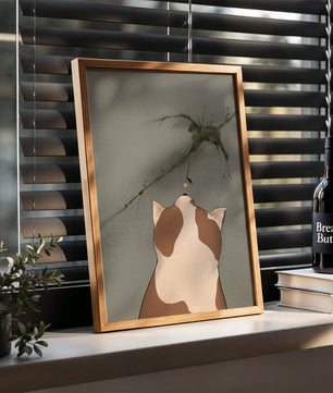 Chat observant une fleur poussant sur un mur fissuré