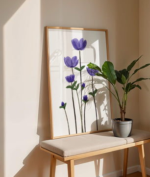 Flores púrpuras elegantes en un fondo oscuro
