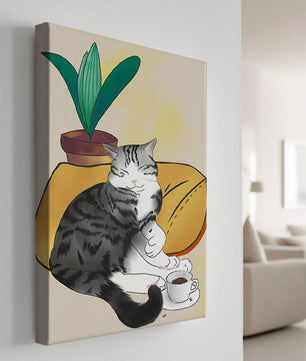 Entspannte Katze mit Kaffee und Pflanze auf gemütlichem Kissen