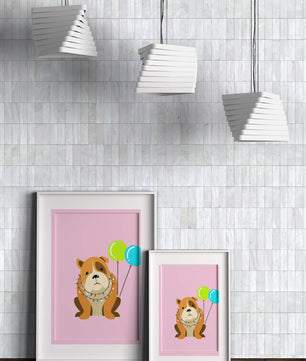 Perro de dibujos animados adorable con luces festivas y globos coloridos sobre fondo rosa