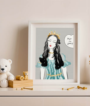Femme élégante en robe turquoise avec une couronne dorée